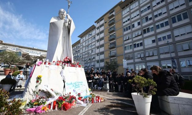 PAPA FRANCISCO RECIBE AL SECRETARIO DEL ESTADO VATICANO TRAS PASAR UNA “NOCHE TRANQUILA”