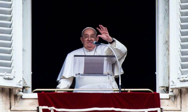 EL PAPA FRANCISCO, CONTINÚA HOSPITALIZADO Y HABLA SOBRE SU “MOMENTO DE PRUEBA”