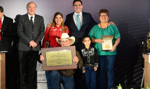 CÉSAR GARZA ARREDONDO RECONOCE A ORGANIZACIONES CIVILES CON LA MEDALLA MOISÉS SÁENZ GARZA EN APODACA