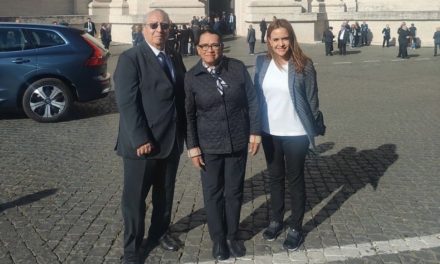 CLARA LUZ FLORES ACOMPAÑA ENTREGA DE CONDOLENCIAS AL VATICANO TRAS EL FALLECIMIENTO DEL PAPA FRANCISCO