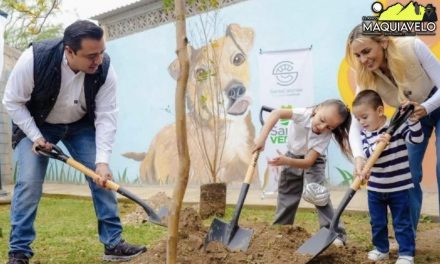 JESÚS NAVA PLANTA MÁS DE 700 ÁRBOLES EN SANTA CATARINA