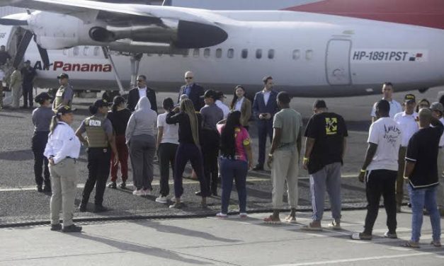 MILES EXIGEN BOICOT A AEROLÍNEA CONTRATADA POR EE.UU. PARA VUELOS DE DEPORTACIÓN