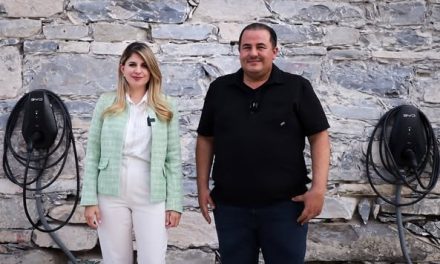 MELISA PEÑA Y LUIS SEPULVEDA IMPULSAN MOVILIDAD LIMPIA CON INSTALACIÓN DE CARGADORES ELÉCTRICOS EN VILLALDAMA