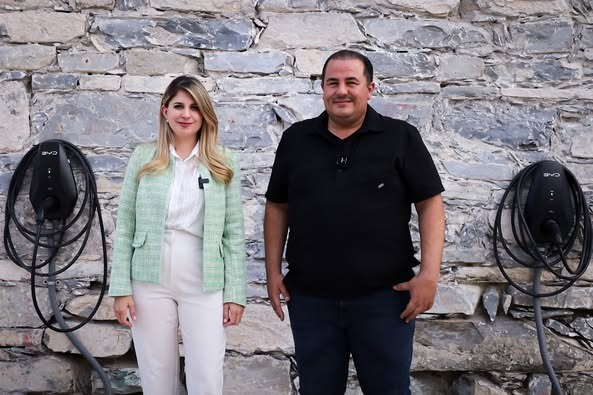 MELISA PEÑA Y LUIS SEPULVEDA IMPULSAN MOVILIDAD LIMPIA CON INSTALACIÓN DE CARGADORES ELÉCTRICOS EN VILLALDAMA