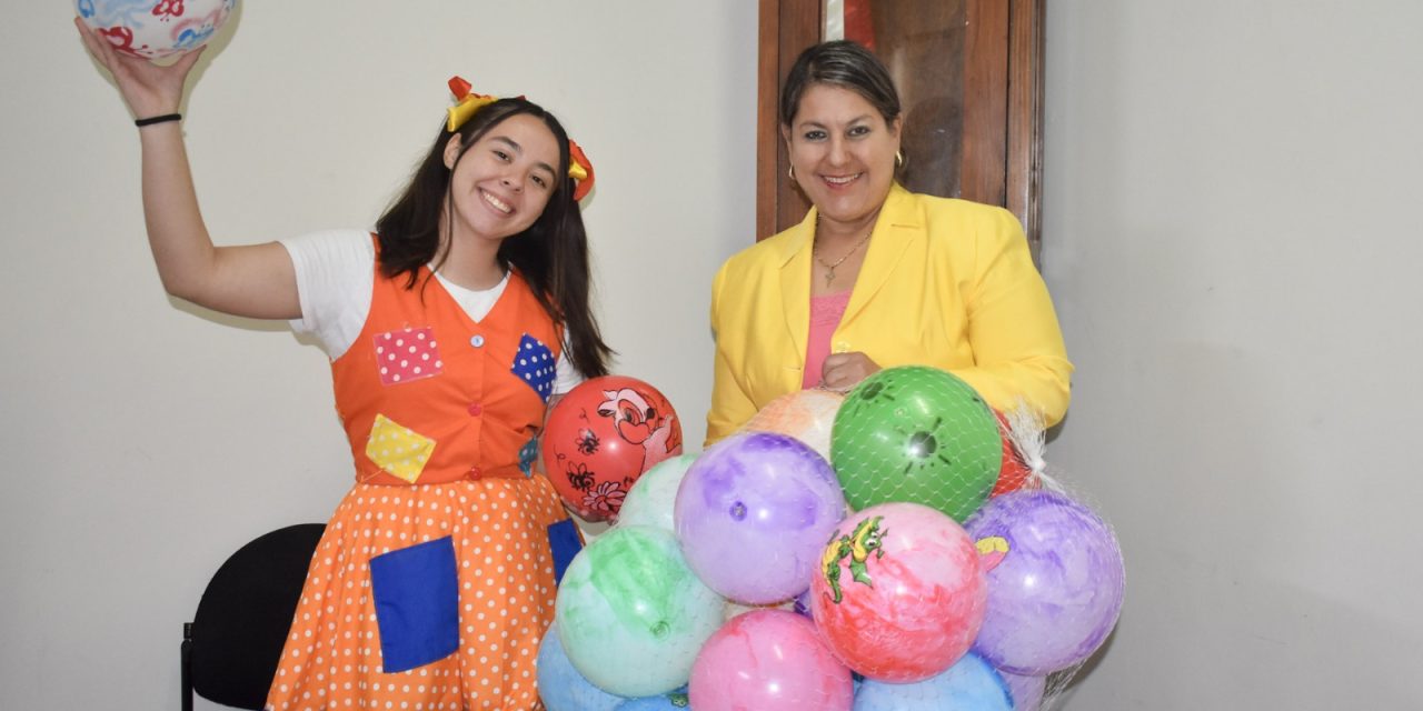 LORENA ECHARTEA DE GUZMÁN LLEVA ALEGRÍA A NIÑAS Y NIÑOS DE LINARES EN SU DÍA
