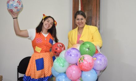 LORENA ECHARTEA DE GUZMÁN LLEVA ALEGRÍA A NIÑAS Y NIÑOS DE LINARES EN SU DÍA
