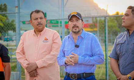 REYNALDO CANTÚ SUPERVISA CAMBIO DE LUMINARIAS EN COLONIAS DE ABASOLO