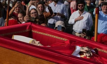 MILES DE FIELES DESPIDEN AL PAPA FRANCISCO EN LA BASÍLICA DE SAN PEDRO