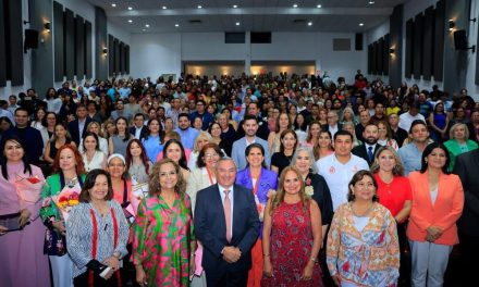 HÉCTOR GARCÍA RECONOCE A MUJERES CON LA PRESEA MARÍA ELENA CHAPA HERNÁNDEZ EN GUADALUPE