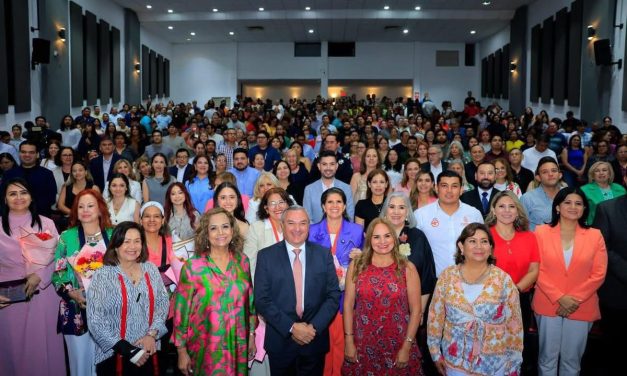 HÉCTOR GARCÍA RECONOCE A MUJERES CON LA PRESEA MARÍA ELENA CHAPA HERNÁNDEZ EN GUADALUPE