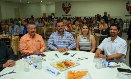 CELEBRA EN GRANDE CARLOS RODRIGUEZ “EL CUATE” A LOS MAESTROS EN SU DÍA