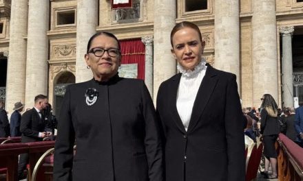 CLARA LUZ FLORES ASISTE A ENTRONIZACIÓN DEL PAPA LEÓN XIV COMO REPRESENTANTE DE GOBERNACIÓN