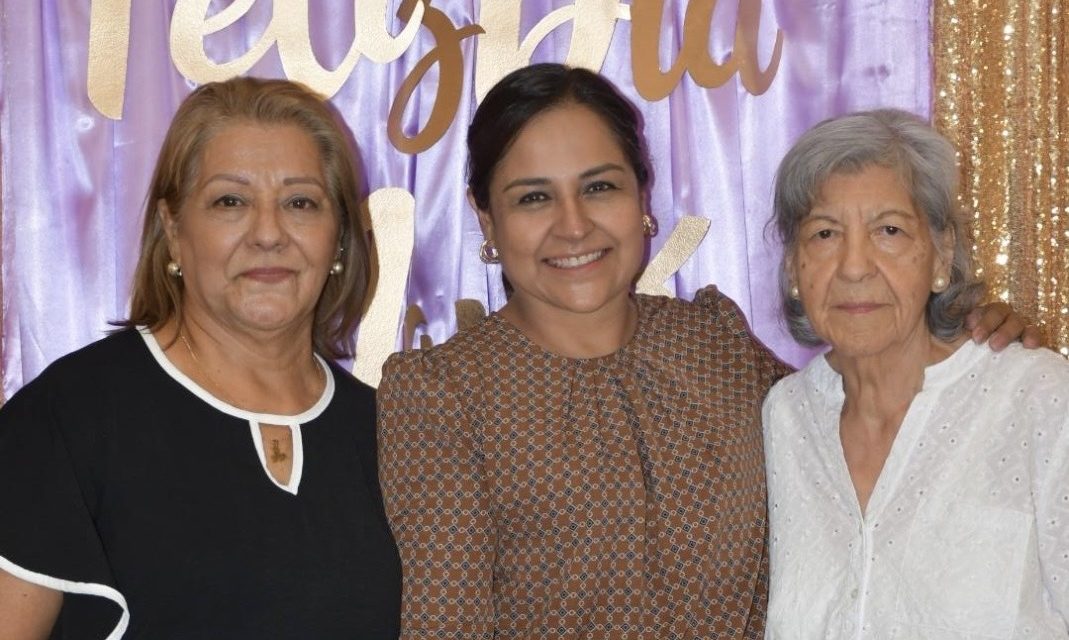 ADRIANA MARTÍNEZ CELEBRA A MAMÁS Y ADULTOS MAYORES DEL GRUPO VICTORIA