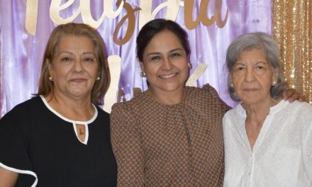 ADRIANA MARTÍNEZ CELEBRA A MAMÁS Y ADULTOS MAYORES DEL GRUPO VICTORIA
