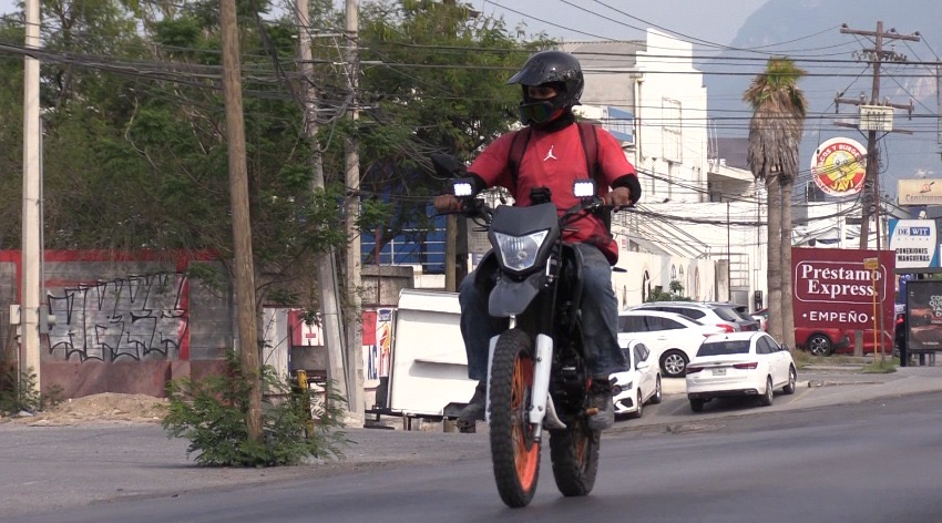 JESÚS NAVA REFUERZA CONTROL VEHICULAR EN SANTA CATARINA CON MULTAS A MOTOCICLETAS SIN PLACAS