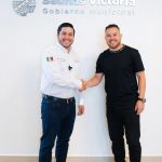 ALCALDE RAÚL CANTÚ DA LA BIENVENIDA A ISRAEL “EL PILOTO” JIMÉNEZ COMO NUEVO DIRECTOR DE DEPORTES EN SALINAS VICTORIA