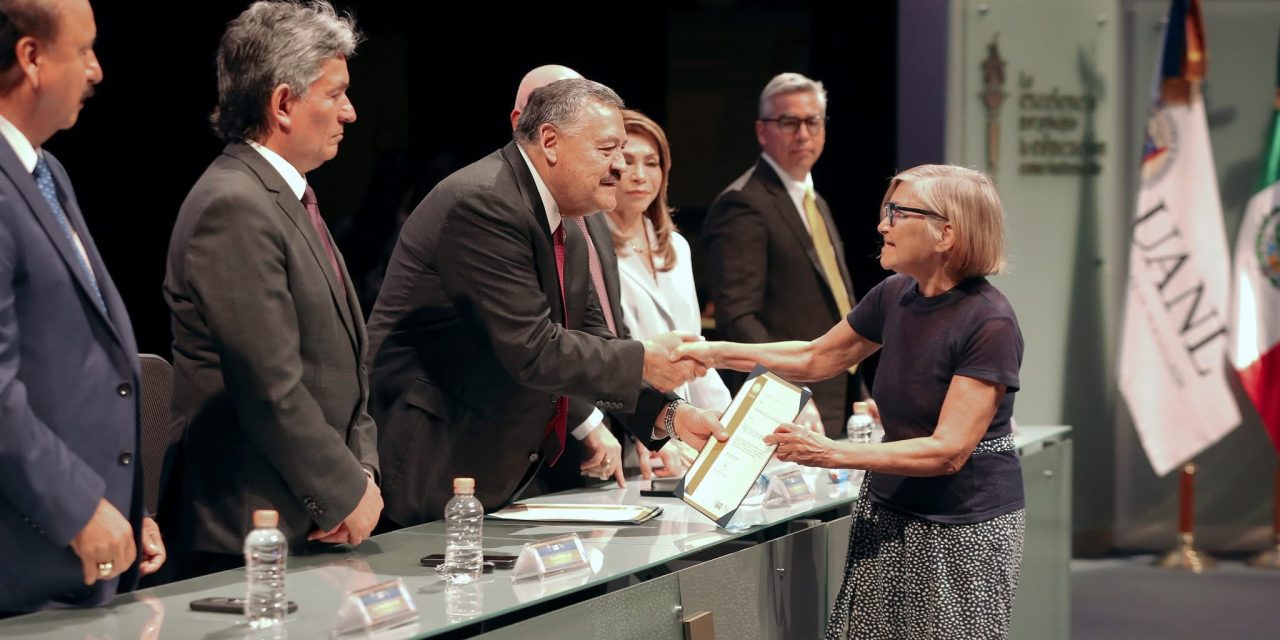 SANTOS GUZMÁN RECONOCE LA ENTREGA DE LOS TRABAJADORES UNIVERSITARIOS DE LA UANL