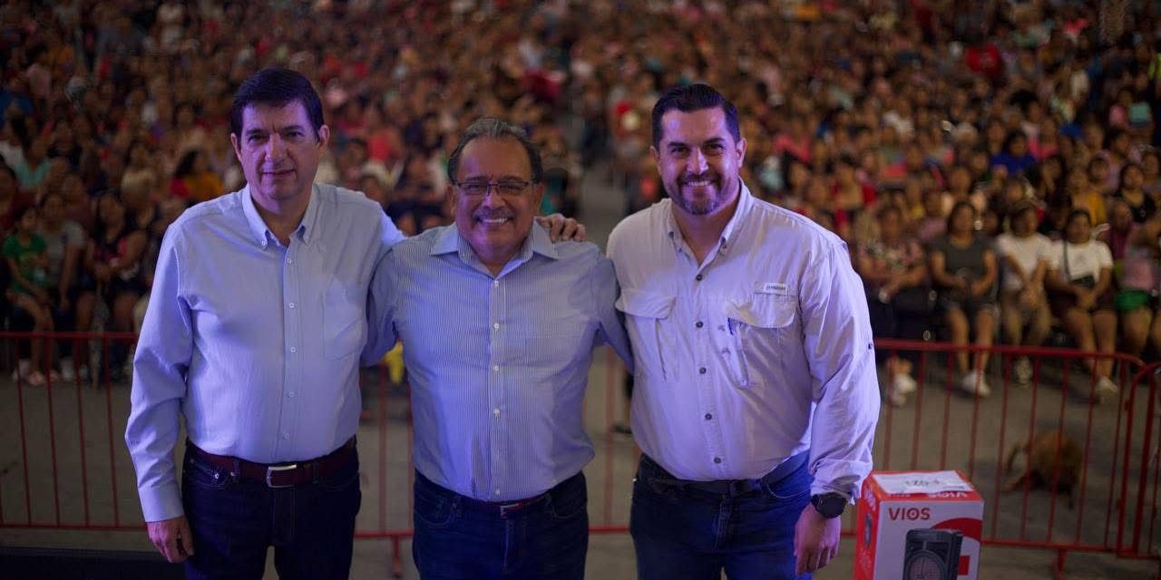 ANDRÉS MIJES CELEBRA A LAS MAMÁS DE SAN MIGUEL RESIDENCIAL Y FERNANDO AMILPA
