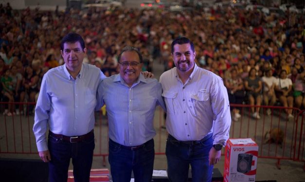 ANDRÉS MIJES CELEBRA A LAS MAMÁS DE SAN MIGUEL RESIDENCIAL Y FERNANDO AMILPA