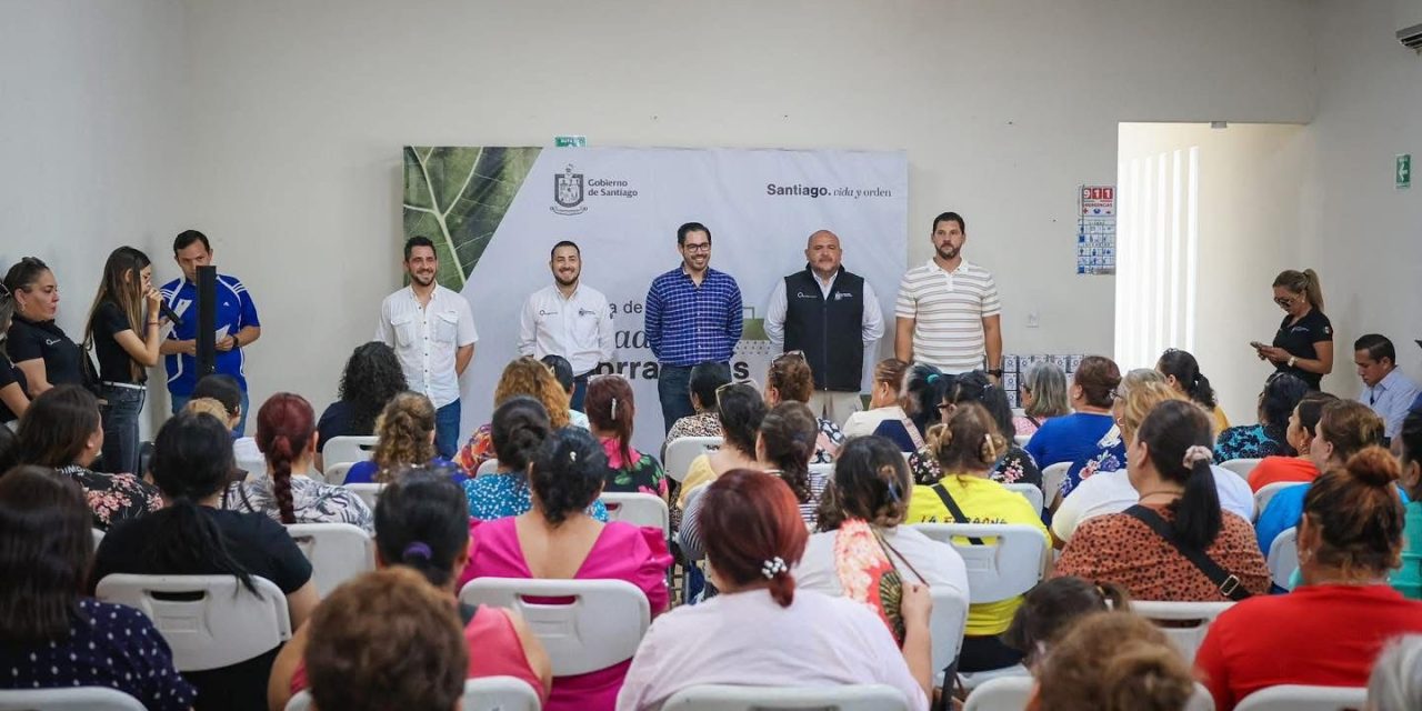 DAVID DE LA PEÑA ENTREGA REGADERAS AHORRADORAS A LOS VECINOS DEL MUNICIPIO DE SANTIAGO