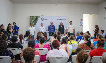 DAVID DE LA PEÑA ENTREGA REGADERAS AHORRADORAS A LOS VECINOS DEL MUNICIPIO DE SANTIAGO