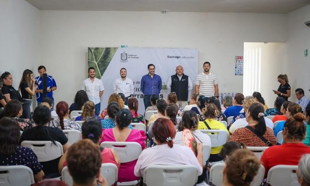 DAVID DE LA PEÑA ENTREGA REGADERAS AHORRADORAS A LOS VECINOS DEL MUNICIPIO DE SANTIAGO