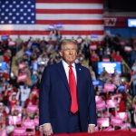 TRUMP PROPONE PAGO A MIGRANTES INDOCUMENTADOS QUE ACEPTEN LA AUTODEPORTACIÓN