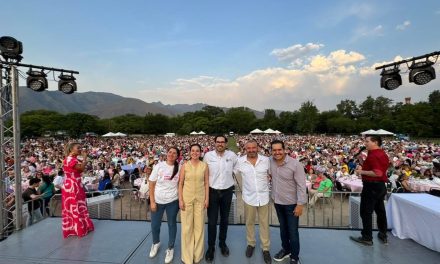 JUAN ESPINOZA EGUÍA PARTICIPA EN FESTEJO DEL DÍA DE LAS MADRES EN SANTIAGO