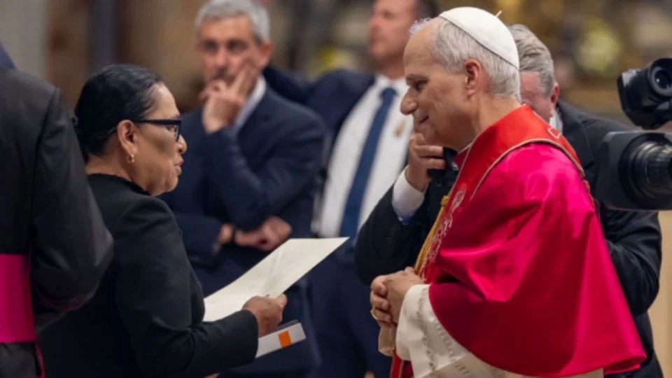 ROSA ICELA RODRÍGUEZ ENTREGA INVITACIÓN DEL GOBIERNO MEXICANO AL PAPA LEÓN XIV