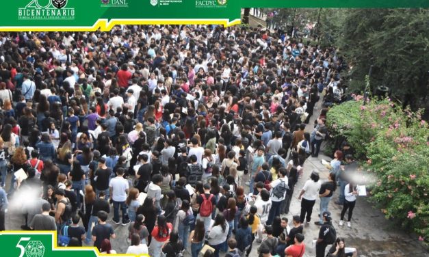 MARIO GARZA MOTIVA A 3 MIL 400 ASPIRANTES DURANTE EXAMEN DE INGRESO A LA FACULTAD DE DERECHO