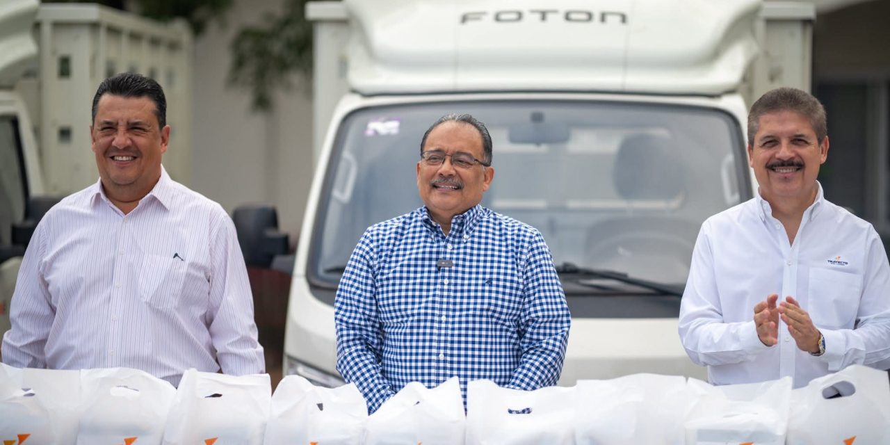 ANDRÉS MIJES ENTREGA ÚTILES ESCOLARES A HIJOS DE TRABAJADORES DE SERVICIOS PÚBLICOS