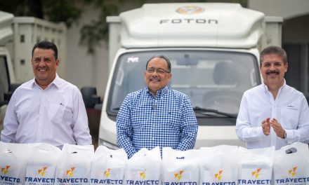 ANDRÉS MIJES ENTREGA ÚTILES ESCOLARES A HIJOS DE TRABAJADORES DE SERVICIOS PÚBLICOS
