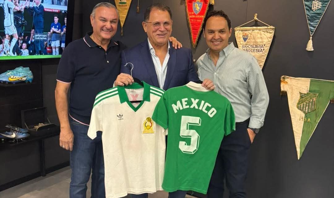 HÉCTOR GARCÍA RECORRE COLECCIÓN DEPORTIVA JUNTO A FIGURAS DEL FÚTBOL