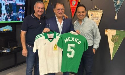 HÉCTOR GARCÍA RECORRE COLECCIÓN DEPORTIVA JUNTO A FIGURAS DEL FÚTBOL