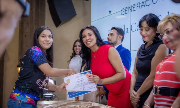 ALEJANDRA MORALES ACOMPAÑA COMO MADRINA A ESTUDIANTES DE PRIMARIA EN SU GRADUACIÓN