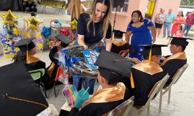 AILE TAMEZ ACOMPAÑA GRADUACIONES EN MONTEMORELOS Y ENTREGA SORPRESAS A ESTUDIANTES