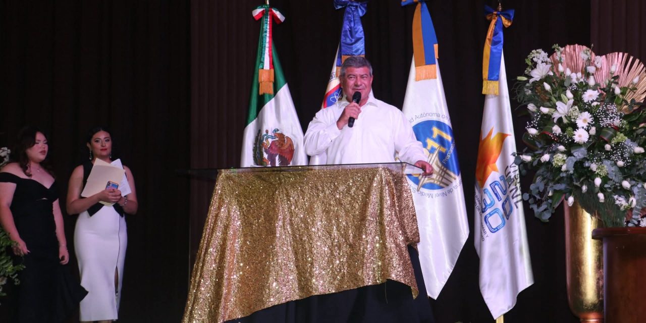 BALTAZAR MARTÍNEZ MONTEMAYOR FELICITA A EGRESADOS DE LA PREPARATORIA N.11 DE LA UANL