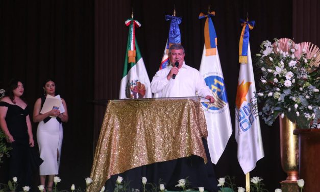BALTAZAR MARTÍNEZ MONTEMAYOR FELICITA A EGRESADOS DE LA PREPARATORIA N.11 DE LA UANL