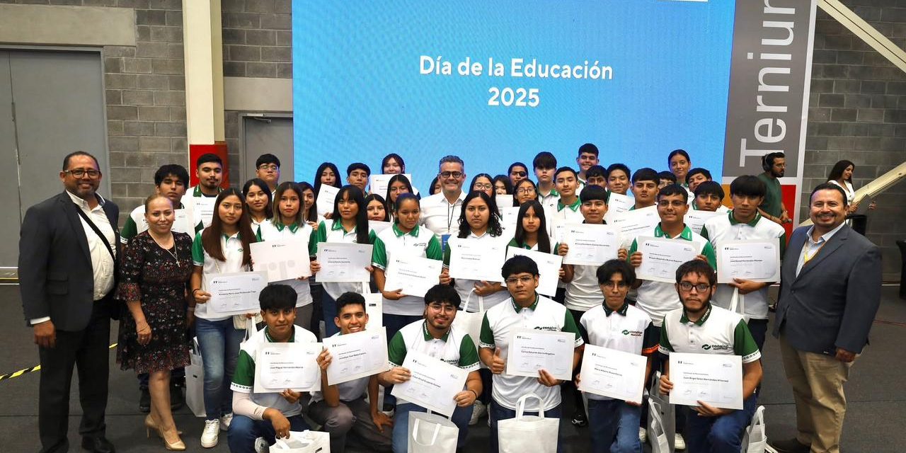 ANDRÉS PINTOS CABALLERO ENCABEZA ENTREGA DE BECAS ROBERTO ROCCA A 40 ALUMNOS DE CONALEP NL