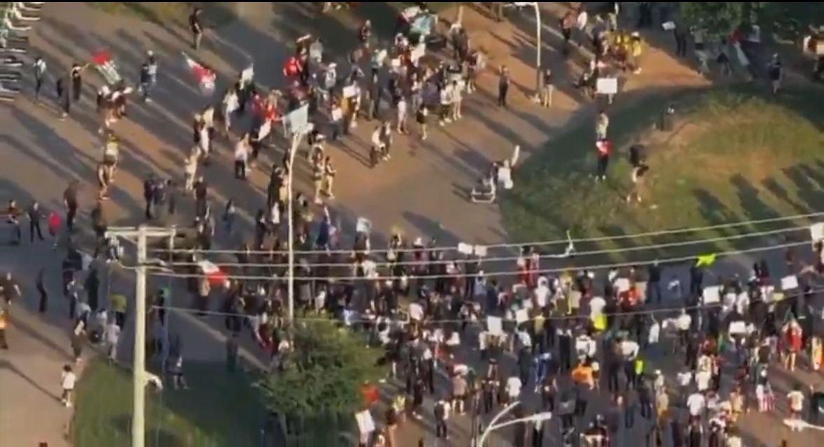 MANIFESTACIONES EN TEXAS GENERAN TENSIONES CON AUTORIDADES FEDERALES