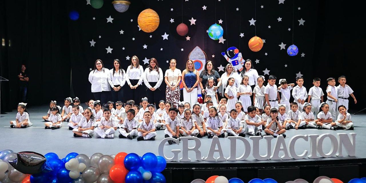 BLANCA TREVIÑO CELEBRA GRADUACIÓN DE 55 NIÑOS EN JARDINES DEL DIF GUADALUPE