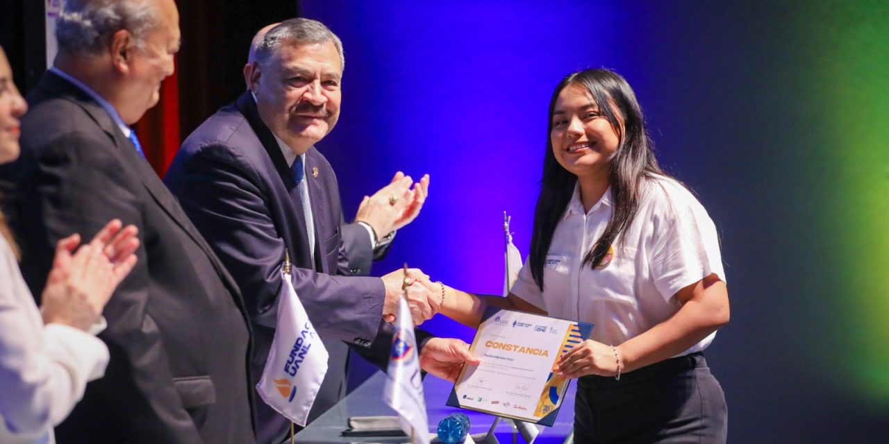 SANTOS GUZMÁN LÓPEZ CELEBRA 25 AÑOS DE LA FUNDACIÓN UANL APOYANDO A ESTUDIANTES