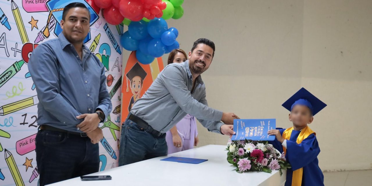 DAVID SÁNCHEZ ACOMPAÑA COMO PADRINO A ESTUDIANTES EN GRADUACIONES