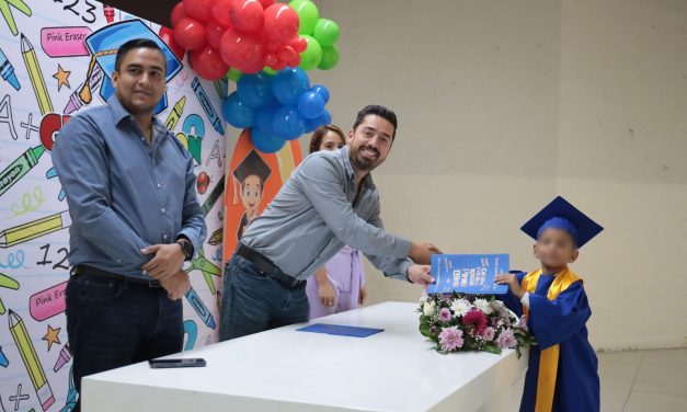 DAVID SÁNCHEZ ACOMPAÑA COMO PADRINO A ESTUDIANTES EN GRADUACIONES