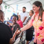 MARTHA HERRERA LLEVA SERVICIOS BÁSICOS Y EMPLEO A GRUPOS MIGRANTES