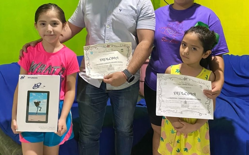 LUIS QUIROGA IMPULSA LA EDUCACIÓN PREMIANDO A ESTUDIANTE DE EXCELENCIA