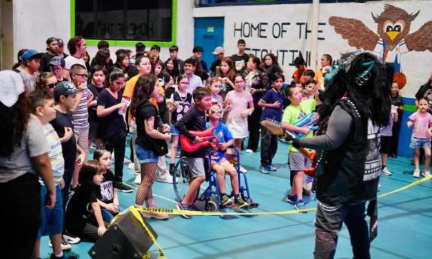 DANIEL ACOSTA LLEVA CONCIERTO EDUCATIVO CONTRA EL BULLYING A ESCUELA INCLUSIVA