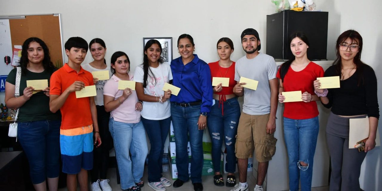 ADRIANA MARTÍNEZ LLEVA APOYOS ECONÓMICOS A UNIVERSITARIOS DE LAMPAZOS