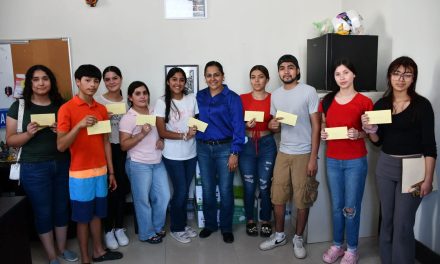 ADRIANA MARTÍNEZ LLEVA APOYOS ECONÓMICOS A UNIVERSITARIOS DE LAMPAZOS