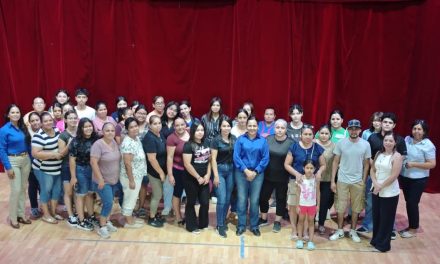 ADRIANA MARTÍNEZ REFUERZA “COMPROMISO CON LA EDUCACIÓN” CON PADRES DE ESTUDIANTES UNIVERSITARIOS